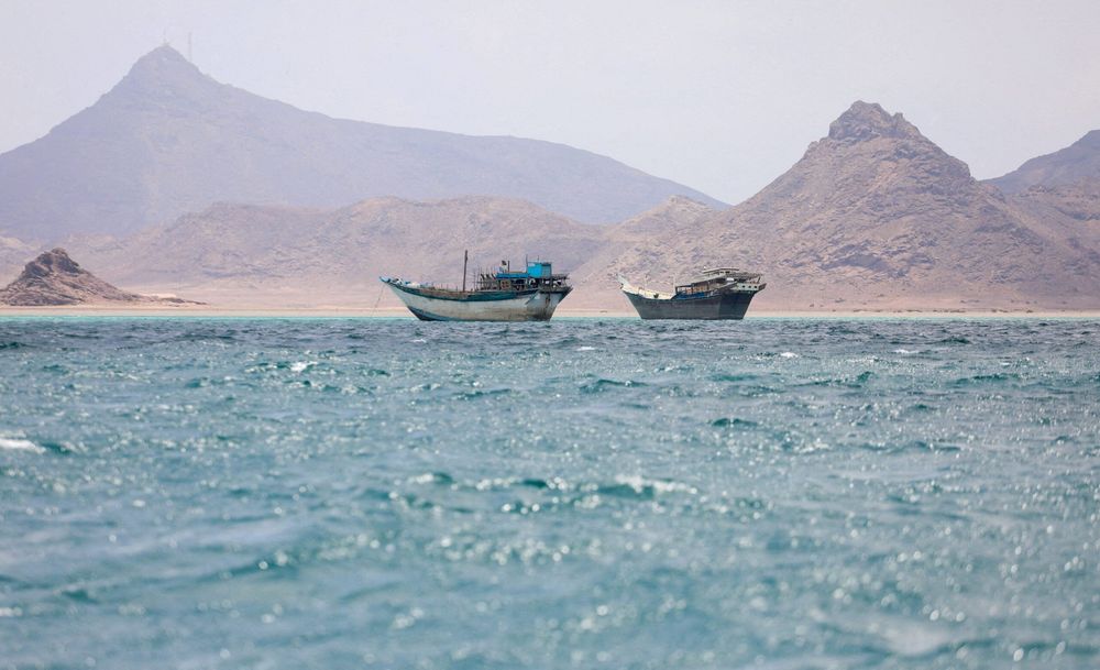 Imagen de portada - Los hutíes niegan planes de cobrar tarifas a los barcos que transitan el estrecho de Bab el-Mandeb