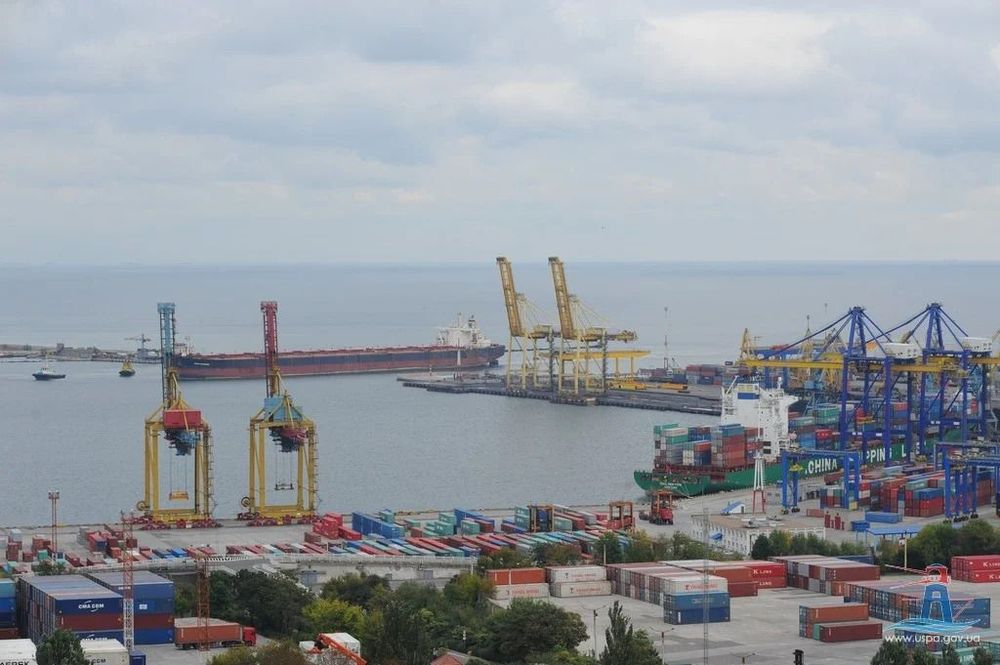 Imagen de portada - Maersk Halts Operations in Chornomorsk Due to Russian Attacks