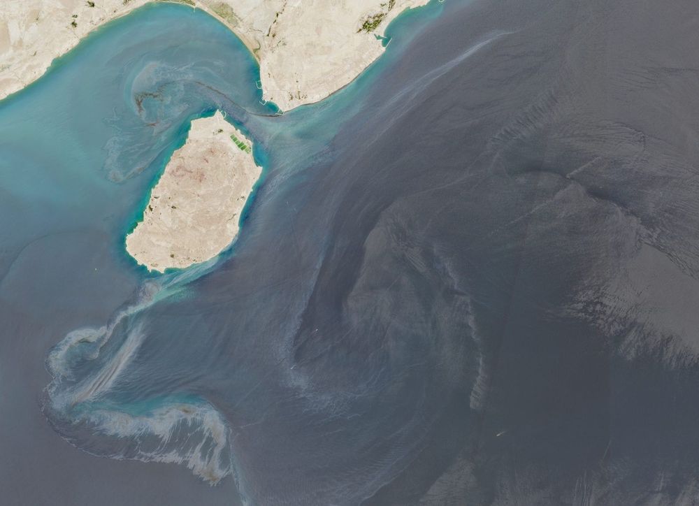 Imagen de portada - Manchas de Petróleo Detectadas en Aguas Iraníes Mientras un Derrame de Tanquero Amenaza el Ecosistema del Golfo