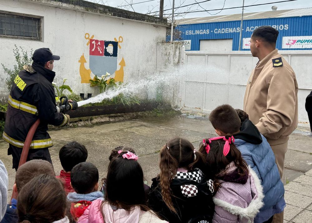 Imagen de portada - Mar del Plata: bomberos de la Prefectura recibieron la visita de alumnos de un jardín de infantes