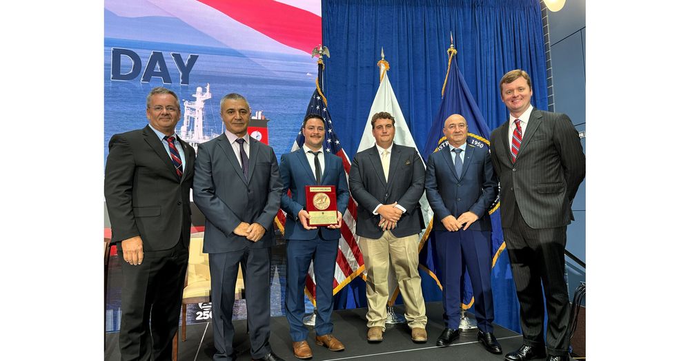 Imagen de portada - Marinos de Crowley Honrados con el Premio "Gallant Ship" en el Día Marítimo Nacional
