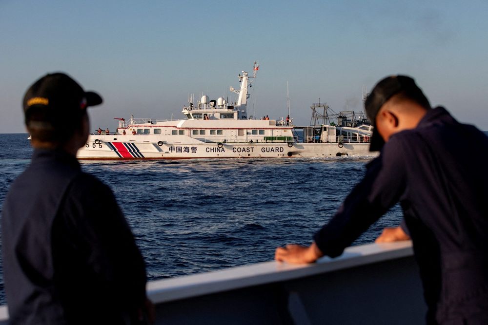Imagen de portada - Militares filipinos informan de un ataque de la Guardia Costera china a un marinero de la Armada en el Mar de China Meridional