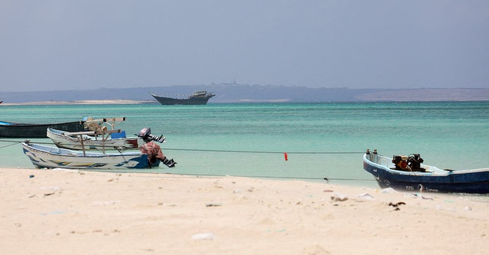 Imagen de portada - Muertes de tripulantes en ataque en el Mar Rojo mientras un misil impacta un buque en el Golfo