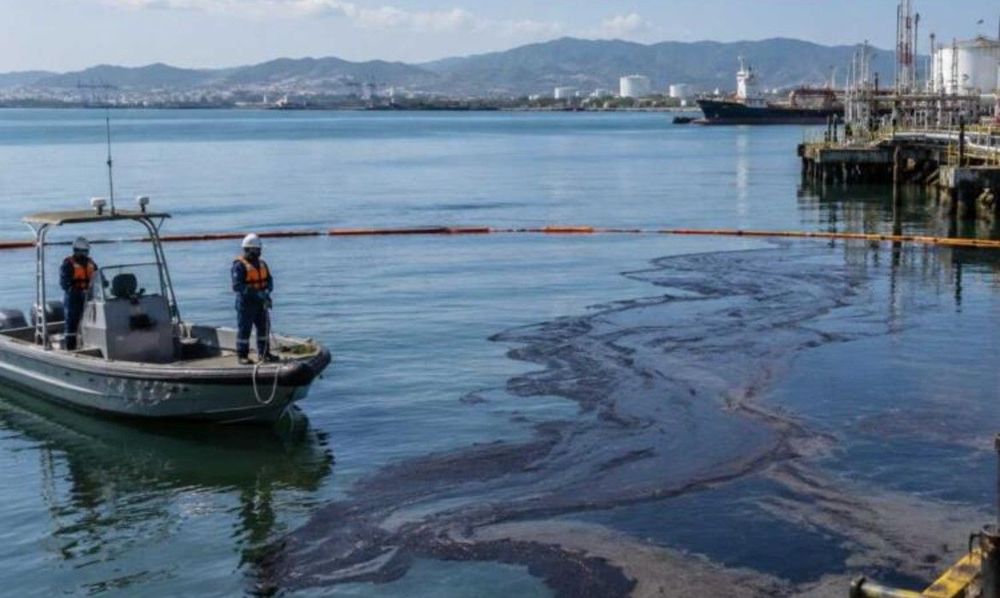 Imagen de portada - Oily slick off the port of Manzanillo under investigation