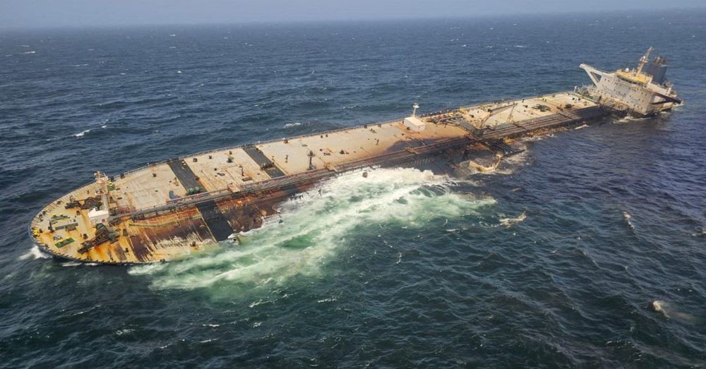 Imagen de portada - Operación de salvamento en curso para el petrolero Caroline Bezengi frente a la costa de Omán