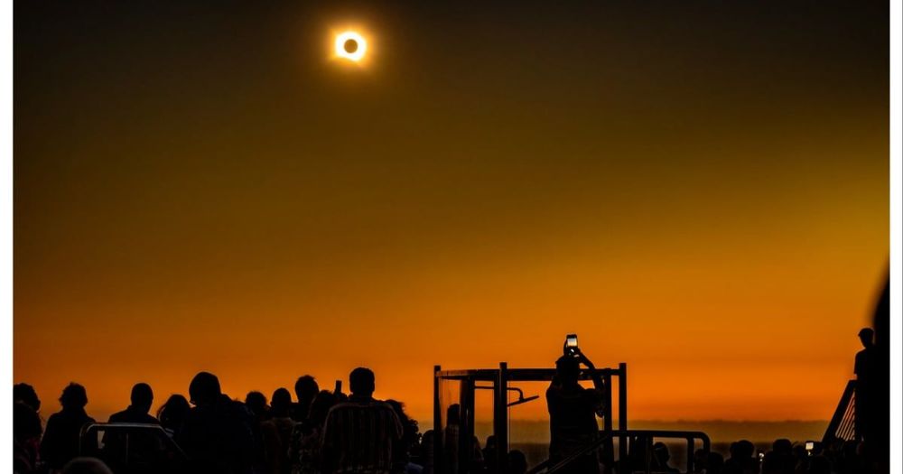 Imagen de portada - Pasajeros del Queen Anne observan eclipse solar total sobre España