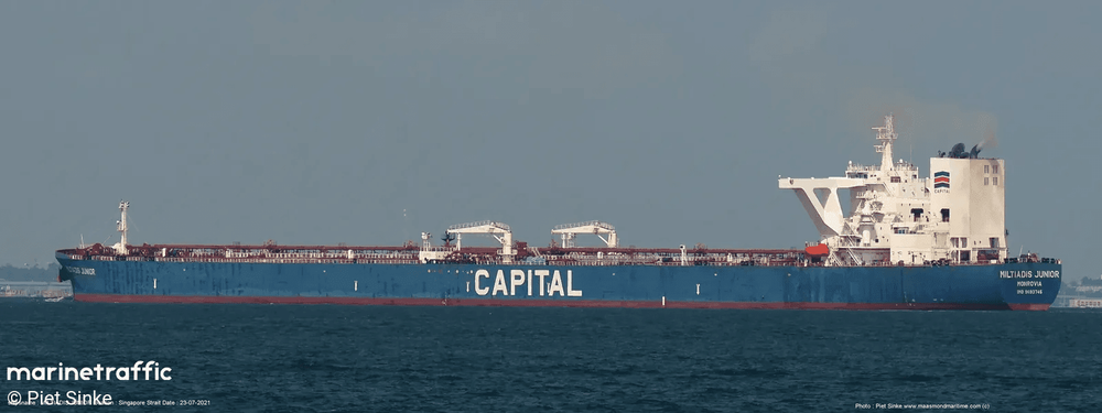 Imagen de portada - Petrolero Amzan se incendia tras ataque Houthi en el Mar Rojo
