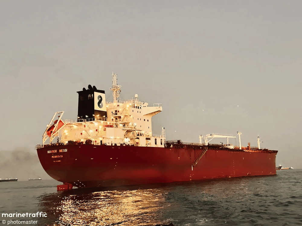 Imagen de portada - Petroleros de ADNOC Alcanzados por VANTs en Tránsito por el Estrecho de Ormuz