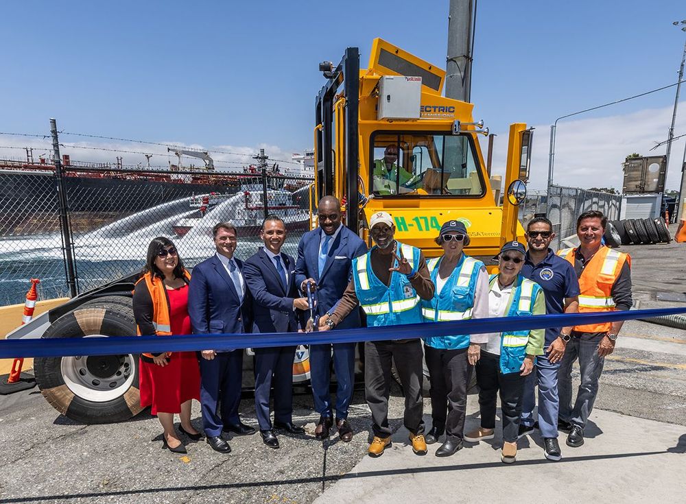 Imagen de portada - Port of Long Beach Acquires 15 Zero-Emission Tractors for Pier C