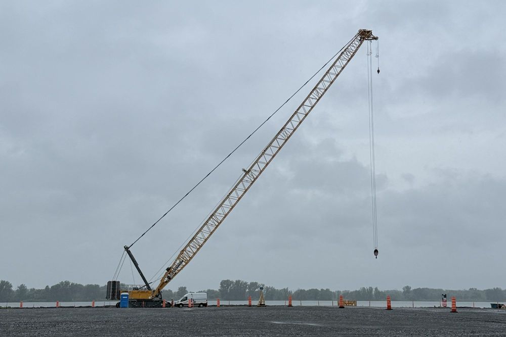 Imagen de portada - Port of Montreal Installs 300-Ton Crane for Container Terminal