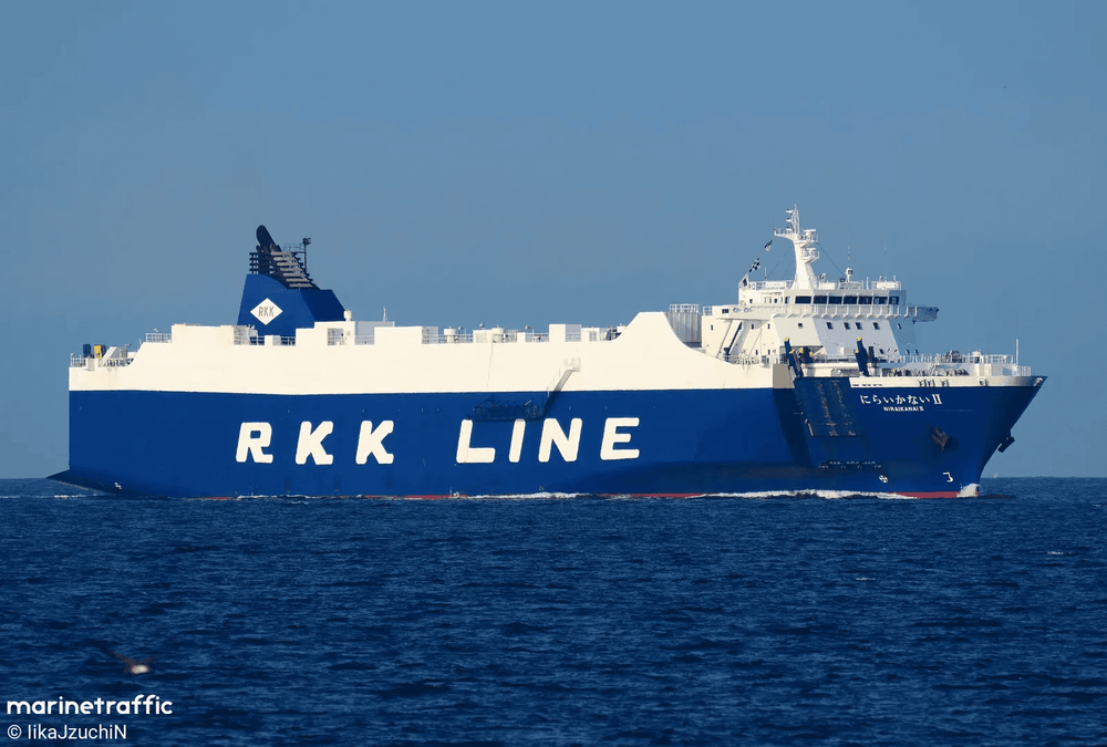 Imagen de portada - Portavehículos encalla frente a la isla Toshima de Tokio