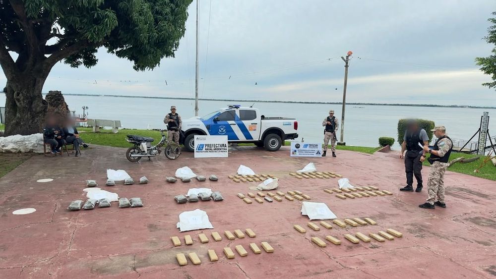 Imagen de portada - Prefectura incautó casi 177 kilos de estupefacientes valuados en más de 675 millones de pesos en Corrientes y Misiones