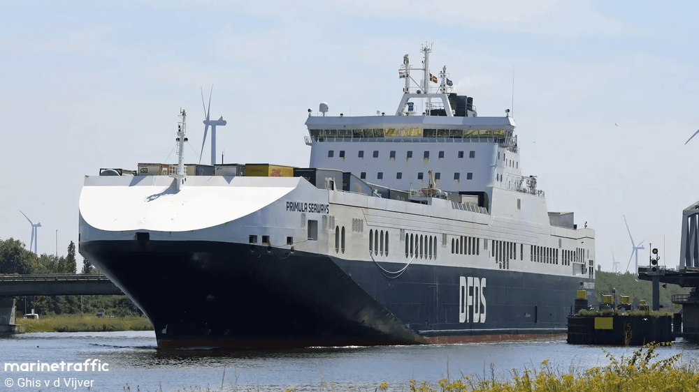 Imagen de portada - Primula Seaways reflotado tras encallar en Terneuzen