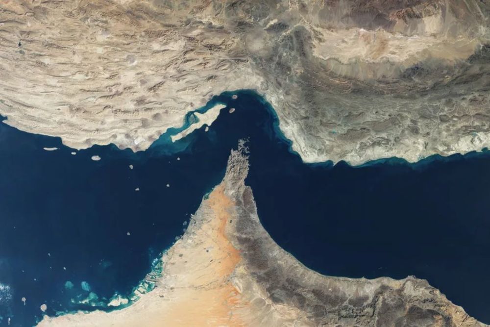 Imagen de portada - Ship Catches Fire After Projectile Impact in Strait of Hormuz