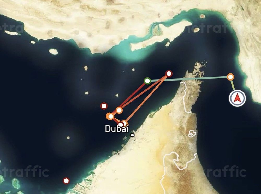 Imagen de portada - Ships Loaded with Oil and LNG Leave the Strait of Hormuz with Transponders Off