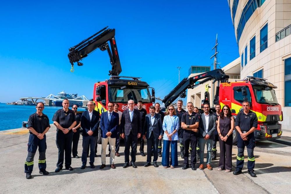 Imagen de portada - The Port of Barcelona Invests 591,000 Euros in Two New Heavy Trucks with Articulated Cranes and a Tank Container for the Barcelona Fire Department
