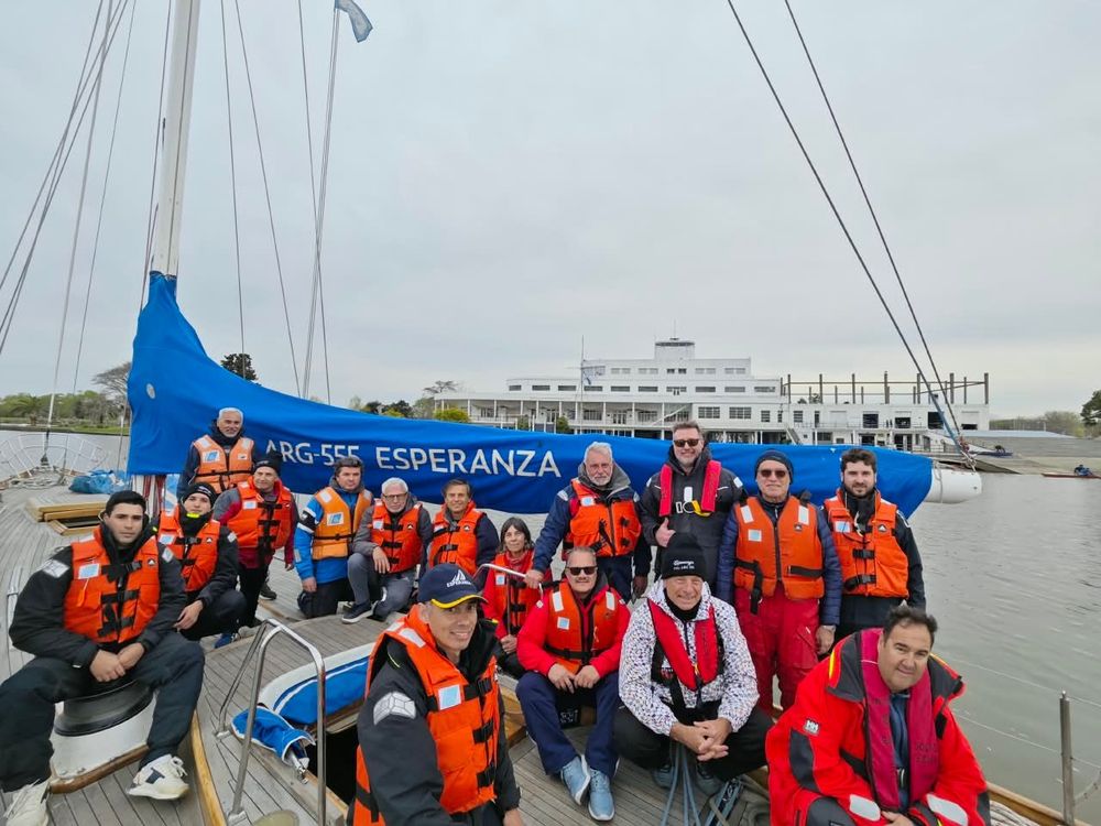 Imagen de portada - Training in the Río de la Plata: 28 future Yacht Skippers practiced sailing with the Prefecture