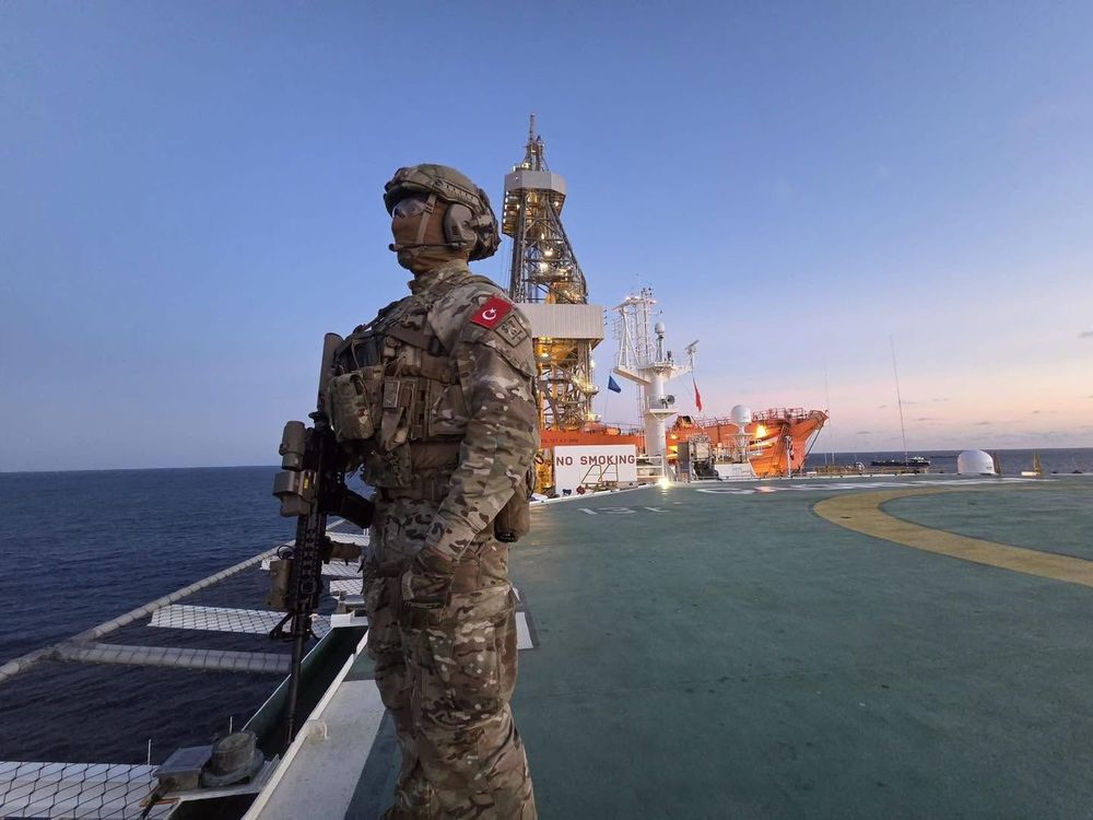 Imagen de portada - Turkish Navy Guards Drilling Operations in Somali Waters