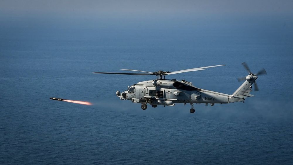 Imagen de portada - US Helicopter Fires at Panamanian Ship in Blockade of Iranian Ports