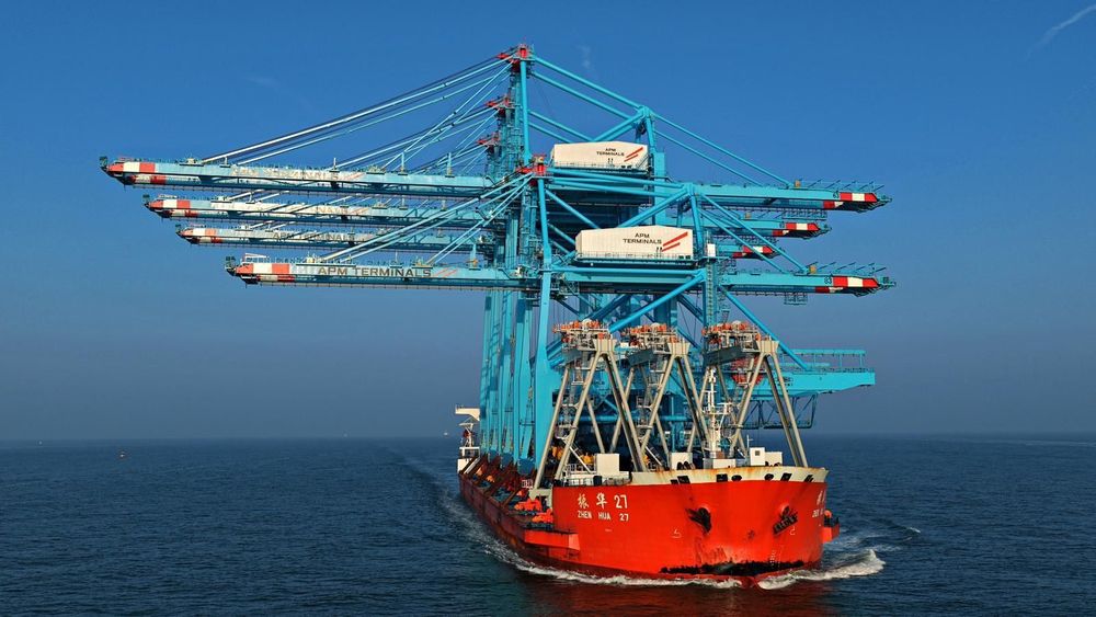 Imagen de portada - Vessel Zhen Hua 27 Delivers New Cranes to APM Terminals Maasvlakte II