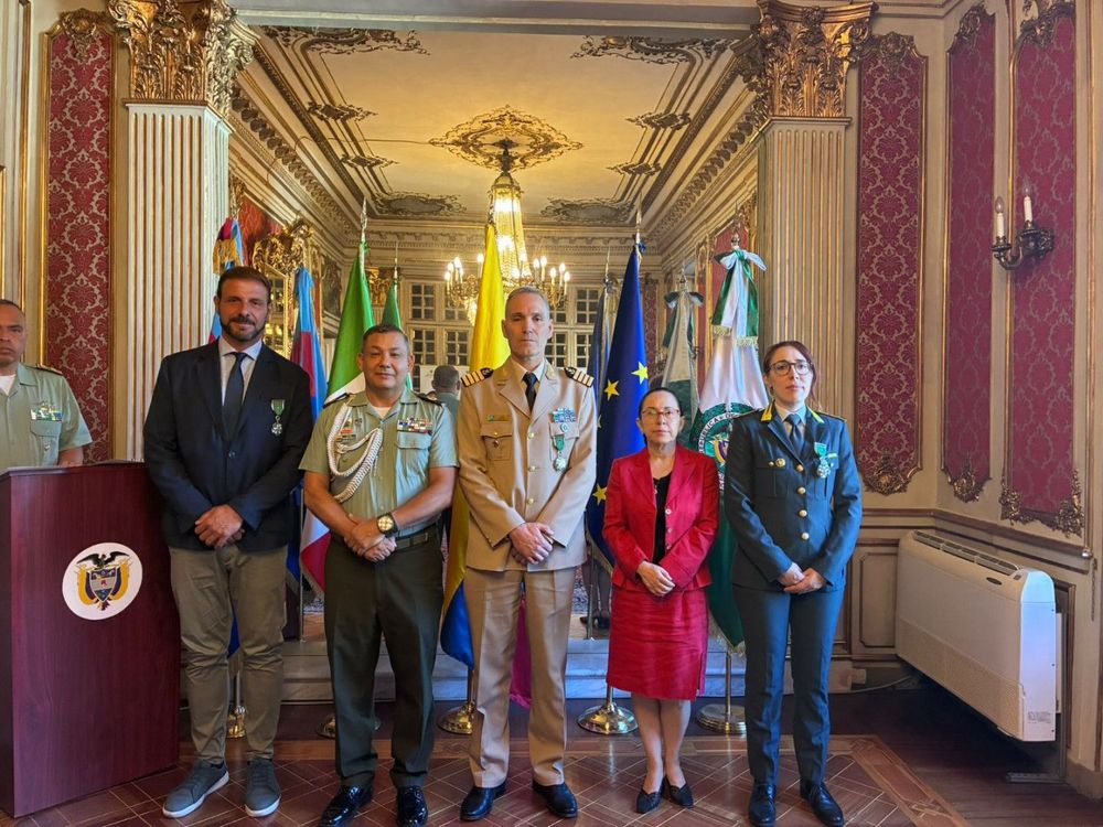 Imagen de portada - We Received a Decoration from the National Police of Colombia