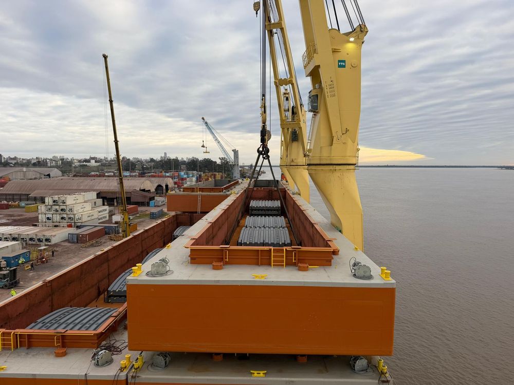 El Puerto de Rosario concretó una operación inédita con 12 barcazas y más de 4.400 toneladas de carga