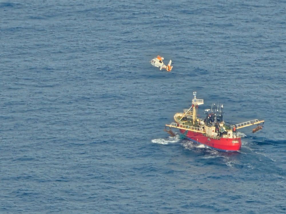 La Prefectura Naval Argentina coordinó una compleja aeroevacuación de emergencia para asistir al tripulante de un buque pesquero