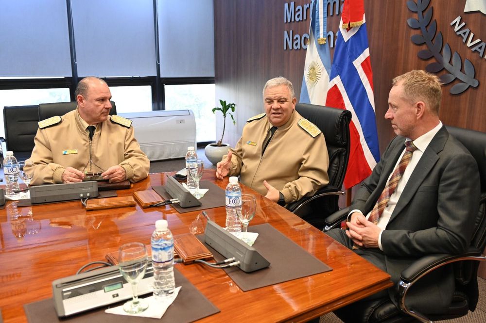 La Prefectura Naval recibió al embajador de Noruega y expuso sus sistemas de control de la flota pesquera de aguas distantes