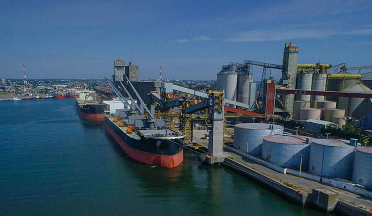 Puerto Quequén registra múltiples operaciones de carga y descarga en el cierre de marzo
