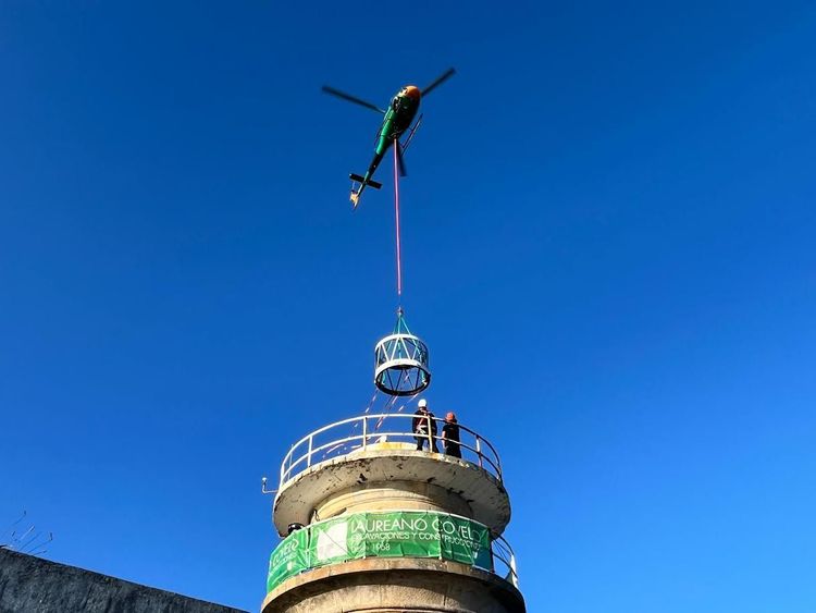 La APV renueva la luz del faro de cíes tras una espectacular maniobra aérea