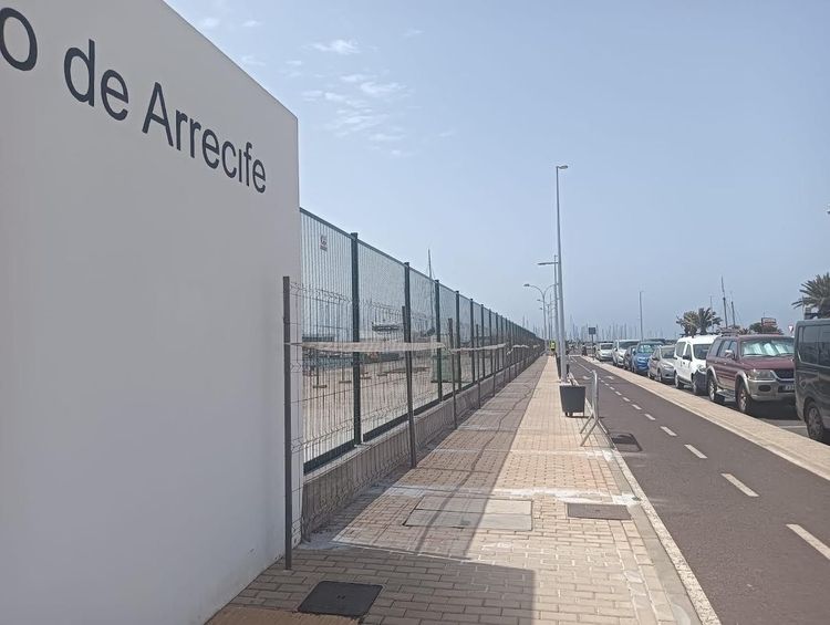 El Puerto de Arrecife cuenta con nuevo vallado que permite la conexión visual con el mar