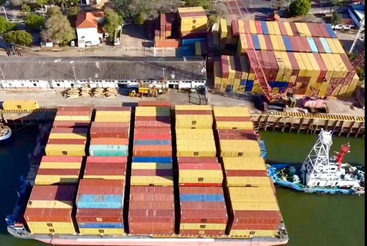 El puerto de Corrientes recibe el equipamiento para la primera planta de CLT del país