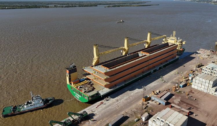 El buque MV AAL Hamburg amarró en Terminal Puerto Rosario con 12 barcazas de la flota de LHG Mining