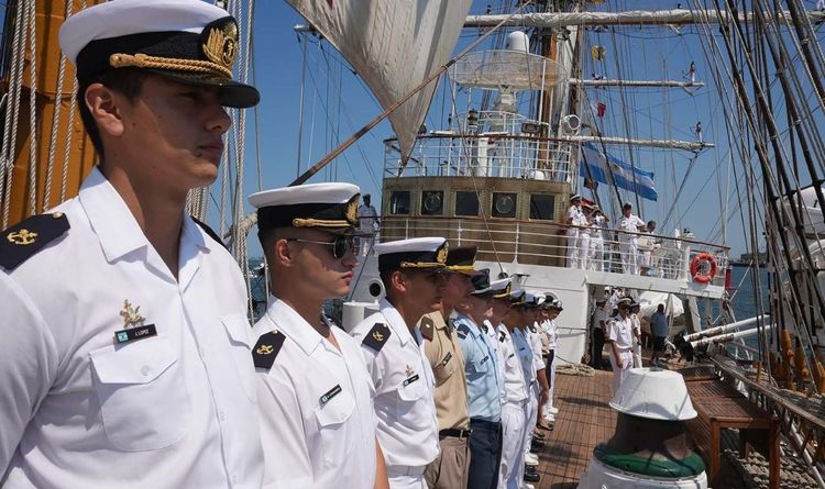 La fragata ARA Libertad arribó al puerto de Boston en el marco de su viaje de instrucción