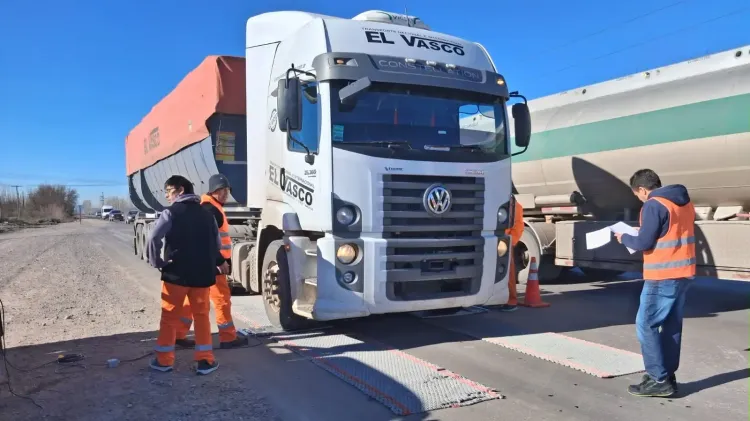 Vialidad Rionegrina realizó controles de carga sobre la Ruta Provincial 69 en Campo Grande