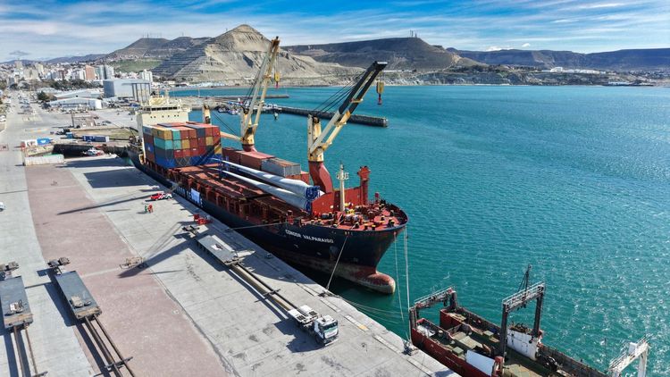 El Puerto de Comodoro Rivadavia descargó tres palas eólicas para el Parque Eólico Kosten