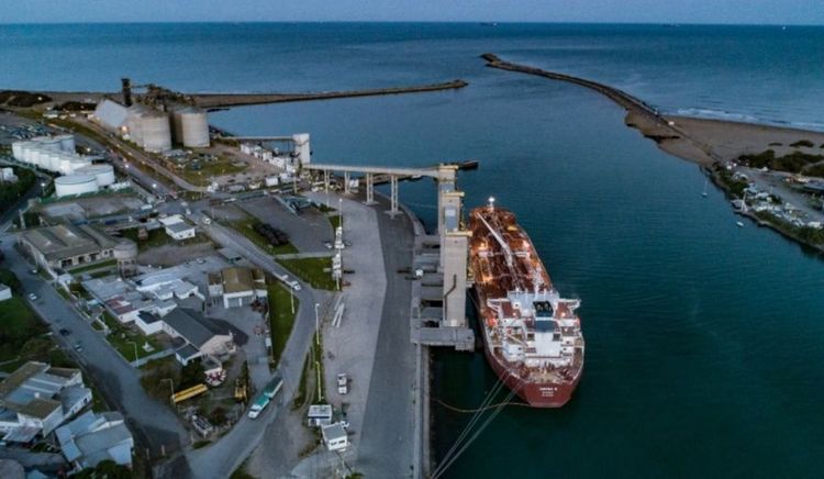 Puerto Quequén: Cierre de agosto con un incremento en volumen de carga, tráfico marítimo y diversificación de destinos