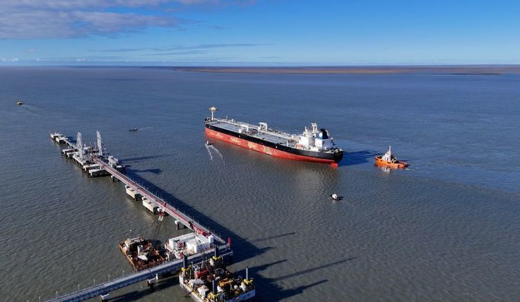 Puerto Rosales realiza un hito histórico al operar tres buques petroleros en simultáneo