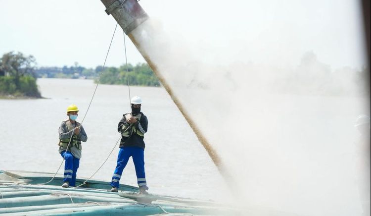 Con un nuevo embarque de soja, el Puerto de Santa Fe reactiva el transporte fluvial y reduce el tránsito de camiones en las rutas