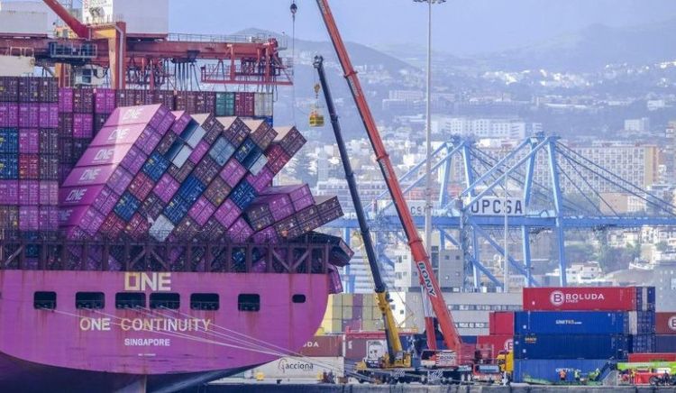 Operación inédita en Las Palmas: estabilizan la carga de un mega buque tras la pérdida de 45 contenedores