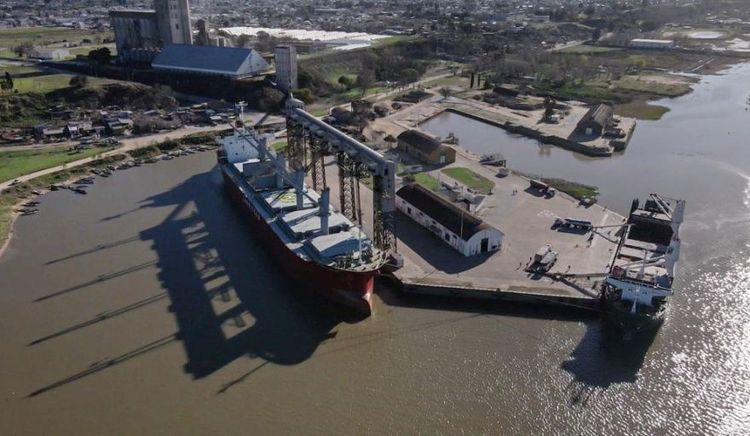 El puerto de San Pedro opera un buque de gran porte para exportar 33.000 toneladas de trigo a Brasil