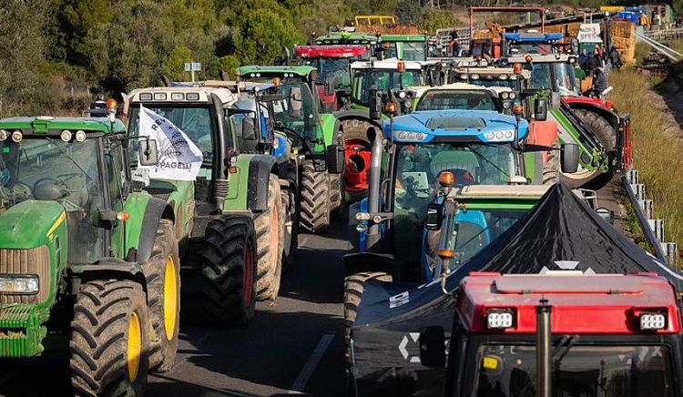 Agricultores profundizan bloqueos viales contra el acuerdo UE–Mercosur