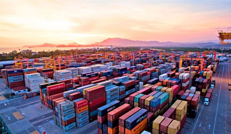 Manzanillo reafirma su liderazgo portuario en México en operación de contenedores