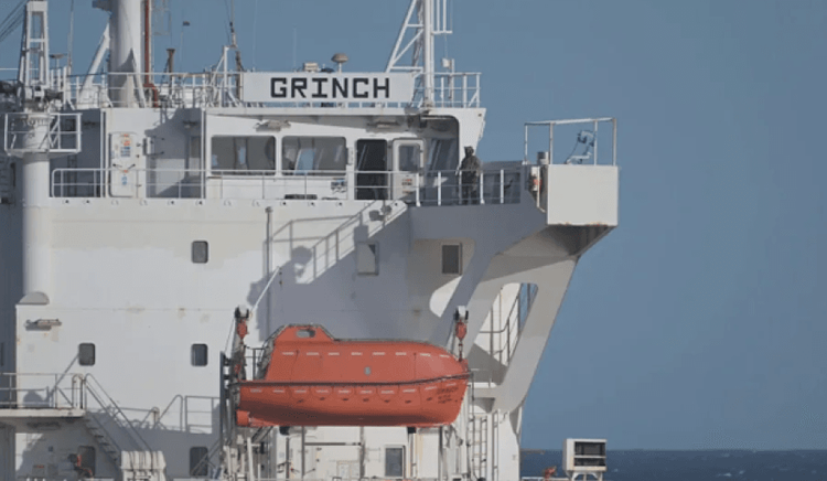 El petrolero Grinch arriba a la rada de Fos escoltado por la Marina francesa