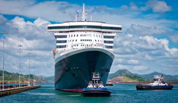 Primer tránsito del Queen Mary 2 por las esclusas neopanamax del Canal de Panamá