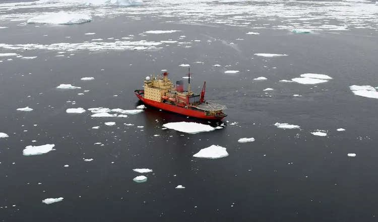El rompehielos Almirante Irízar arribó a Orcadas e inició la segunda fase de la campaña antártica