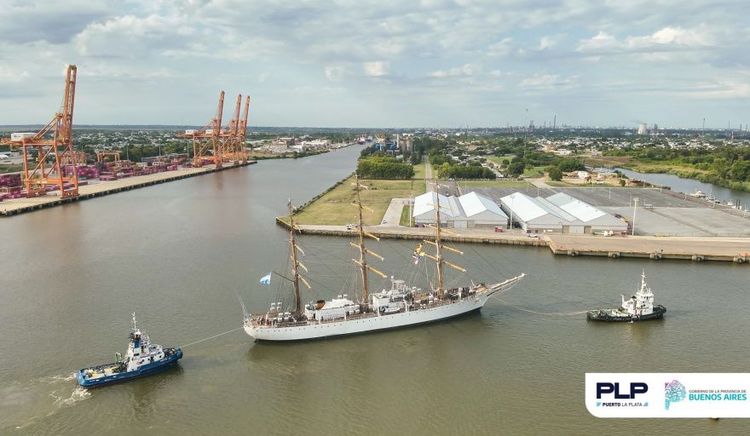 La fragata ARA “Libertad” arribó al Puerto La Plata para tareas de revisión y alistamiento