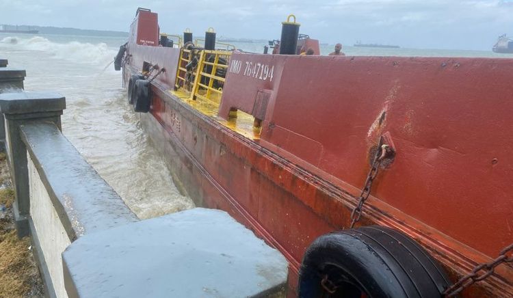 La Autoridad Marítima de Panamá y Aeronaval monitorean embarcaciones encalladas en las costas de Colón
