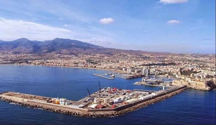 Melilla cierra su puerto por la borrasca Oriana y queda incomunicada por mar