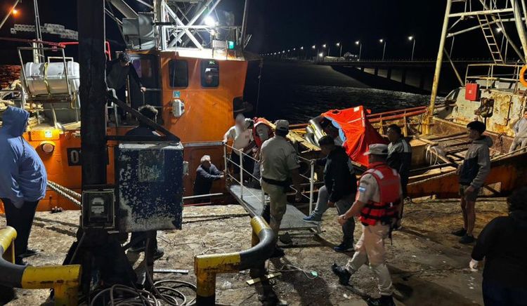 Prefectura despliega operativo de búsqueda tras el hundimiento de un pesquero en Río Negro